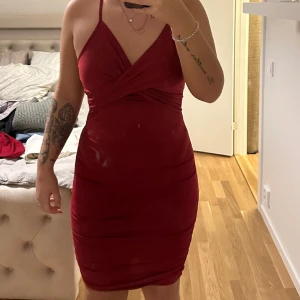 Klänning - Vinröd klänning korsatt över bröstet