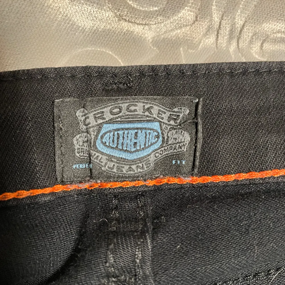 Svarta bootcut jeans från Crocker, färgen är lite blek på några ställen men inget som man märker. slitage i ena benet.. Jeans & Byxor.