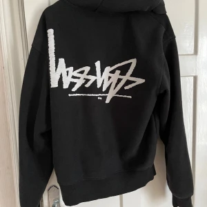 Stussy reversed zip hoodie - Säljer nu min knappt använda stussy hoodie i storlek M, då den inte kommer till användning längre. Det enda som saknas är snöret som ska gå igenom luvan. Vid fler frågor tveka inte att höra av dig