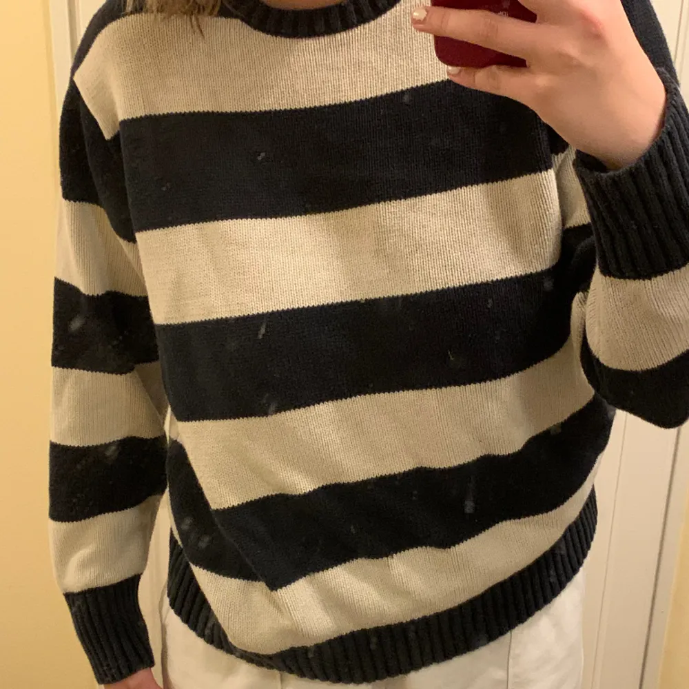 Säljer min brianna sweater. Tröjan är knappt använd då jag fick den av mitt ex och inte riktigt kände att jag ville ha på mig den efter vi gjorde slut haha!❤️😭 . Hoodies.