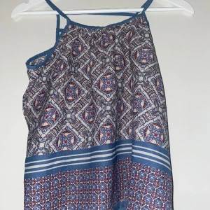 Stockholmstil linne - Säljer pågrund av att jag har rensat i min garderob. Bra kvalitet. Rökfritt hushåll men hund och katt finns i huset<3 Skriv innan du köper gärna. Skickar med nått litet extra😉