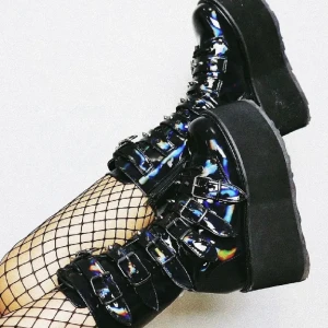 Demonia Damned 225 stl 40 - Hej! Köpte dessa demonias via plick men när de kom fram så var de för små för mig. Testades 1-2 gånger inomhus sedan har de stått på min skohylla sen dess. Säljs inte till Sverige o de är i jättegott skick!! Kan skickas mot fraktkostnad ⭐️