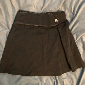 Söt kort kjol - Supergullig kjol med enkla detaljer. Tyget är lite tjock så sitter snyggt på. 