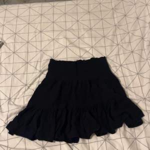 En svart kjol som inte kommer t användning 