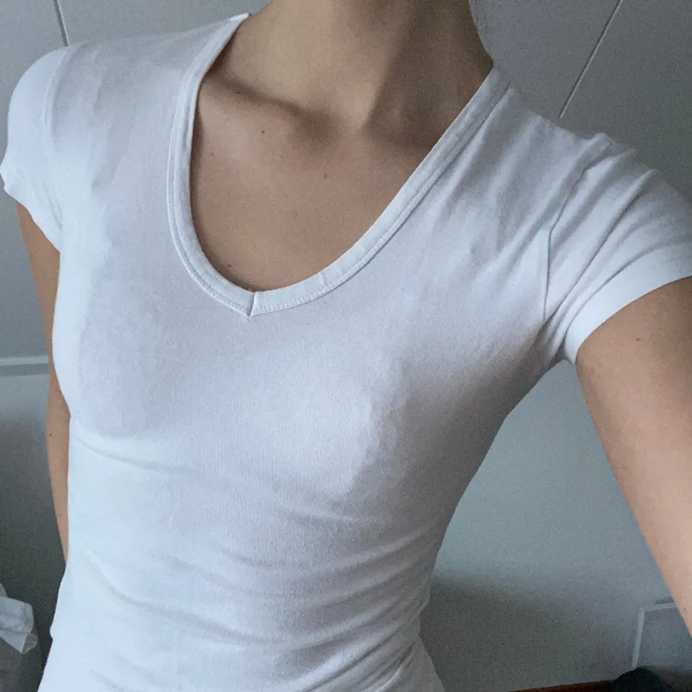 Tajt vit t-shirt som formar kroppen, märket är Tessie, jättefint skick. . Övrigt.