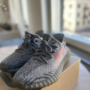 Yeezy 350 v2 - Väldigt sparsamt använda, fint skick. Inte använt på några år så bättre att någon annan får användning av dom. Inköpta 2017 när de släpptes, box och kvitto medföljer. 