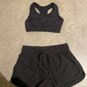 Träningsset - Träningsskjorts från HM i storlek M/38 åt det mindre hållet. Topp i storlek XS/S.