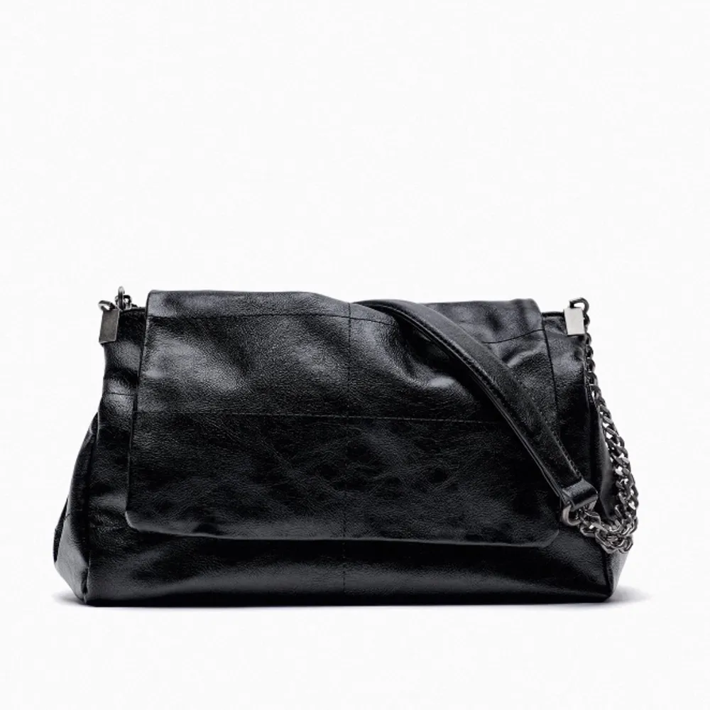 Super snygg, rymlig svart väska från zara. Sparsamt använd🩷. Väskor.