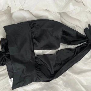 Fest topp - En fest topp från Ginatricot jätte fin men inte min stil aldig använt köpte till nyår förra året men användes aldig går att pruta💕