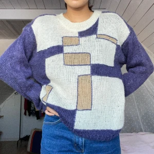 Handstickad tröja - Handstickad tröja köpt på loppis, fint skick! Tröjan är förstärkt i axlarna (sista bilden). Färgen är mer lila än på bilderna. Helt unik!💕