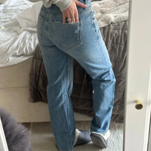 Mid waist jeans - Jättesöt mid waist jeans från Gina ❤️ Säljer då jag har många andra jeans ❤️ Storlek 24 men skulle säga att de passar på 36 också (jag brukar ha storlek 34/36) ❤️Är 171 cm lång och passar mig bra i längd❤️