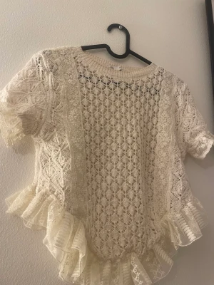Zara topp - Säljer denna fina topp från zara inte mycket använd❤️slutsåld 
