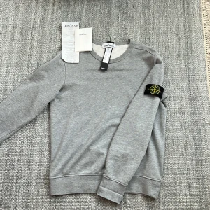 Stone island sweatshirt  - Sjukt fet Stone island sweatshirt i nyskick, kvitto och tags finns, samt QR kod i den, skriv vid funderingar. mvh Simon 