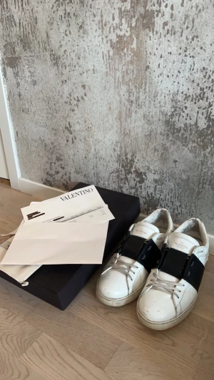 Valentino skor - Säljer nu mina valentino garavani då jag ej använder dom längre, skorna är i bra skick, endast insidan som ser lite sliten ut samt att det finns några ”repor” på framsidan som man ser på bilderna, har box, dustbags samt kvitto till skorna! Strl 43,5 
