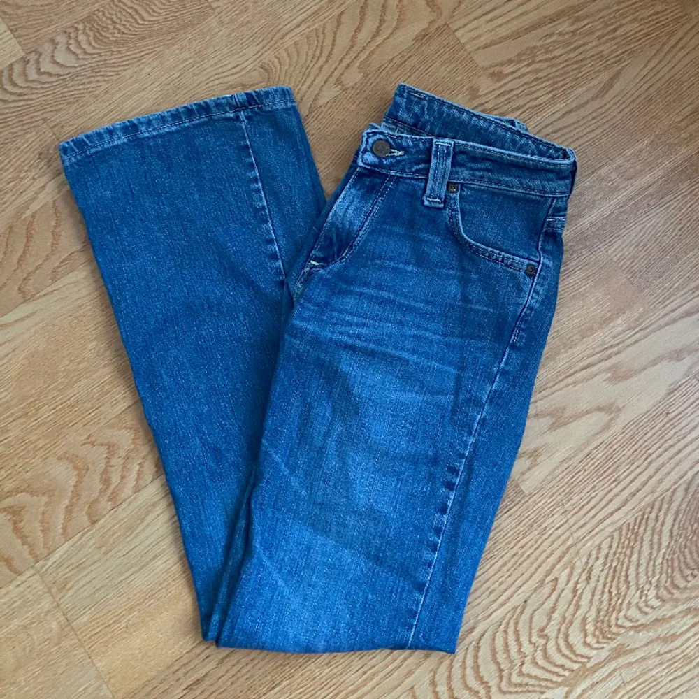 Säljer dessa lågmidjade lee jeans då jag inte får någon användning av de. Sparsamt använda så är fint skick, första bilden är lånad💗midjemått: 36 cm innerbensmått: 81 cm Skriv vid funderingar . Jeans & Byxor.