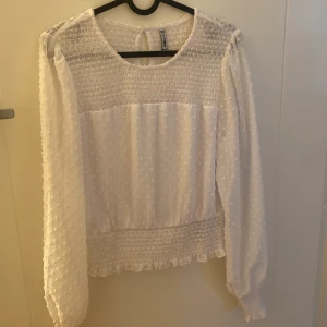 Blus - Säljer en vit blus då jag inte använder den, jättefin, bra skick och inga defekter!!💕