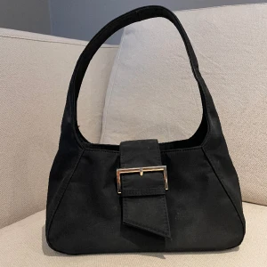 Svart väska fr Bikbok - Så fin och stilren väska från Bikbok. Passar till typ allt! Köptes för 249 men har inte kommit till användning💘