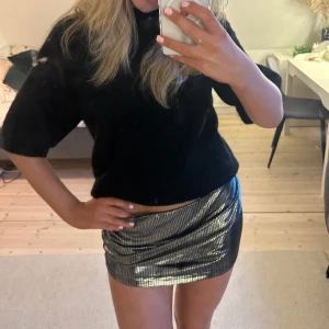 Silvrig lågmidjad kjol - Jättefin lågmidjad kjol från zara ❤️ perfekt till nyår 