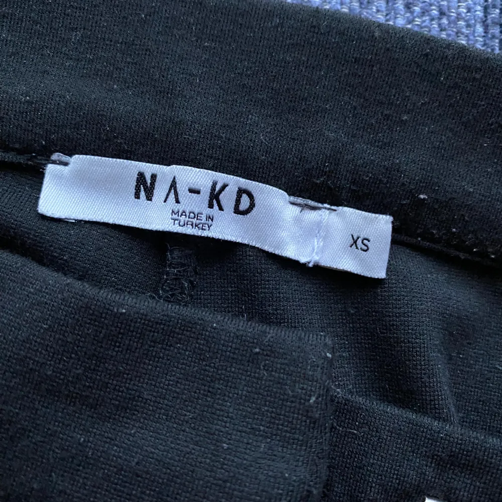 Fina kostymbyxor från Na-KD. Säljer då dem är för små. Är relativt bra skick, lite noppriga högst upp. Jeans & Byxor.
