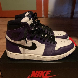 Jordan 1 high ’court purple’ - Säljer dessa då de inte längre kommer till användning. Bra skick. Har använt creaseskydd, finns bara lite små defekter på färgen. Köpte dessa för 3600kr på GOAT för nåt år sen. Kan skicka fler bilder och på goat certifikat.  Tar gärna emot bud!
