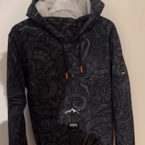 Dope Skidjacka - Tjena säljer nu min skitsnygga skidjacka i perfekt skick Storlek M lite oversized skulle jag säga men det är så det ska vara med 