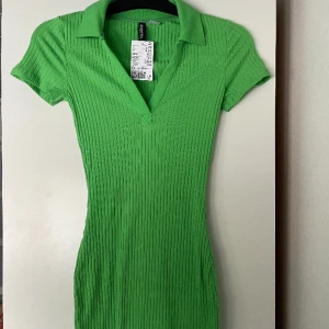 Grön bodycon klänning - Slutsåld kort klänning med krage, helt oanvänd🫶🏻