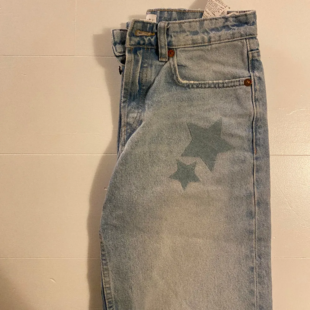 Zara jeans som är straight leg med påsydda stjärnor!!. Jeans & Byxor.
