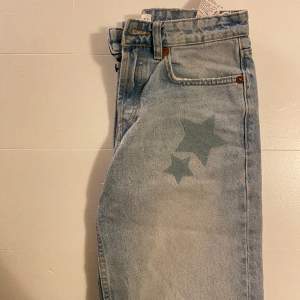 Zara jeans som är straight leg med påsydda stjärnor!!
