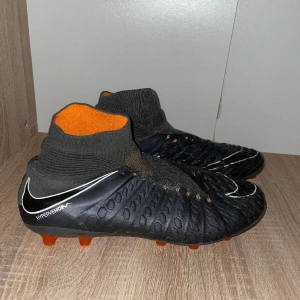 Fotbollskor  - Nike Hypervenom Phantom 3 superfly elite AG. Säljer dessa fotbollskor pga fått nya. Gott skick. Storlek 46. Väldigt sällsynta. pris kan diskuteras.