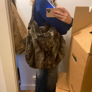 Pälsväska - Jättenice pälsväska i faux fur