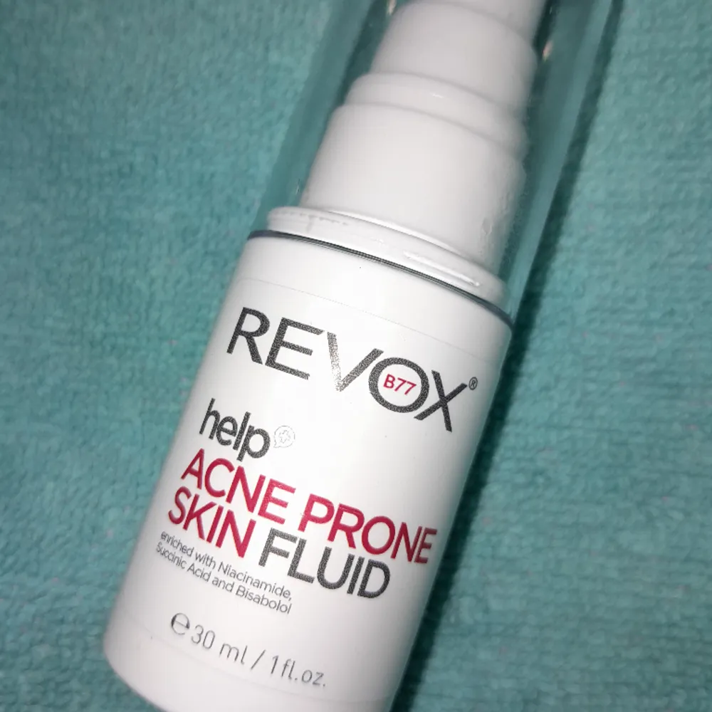 Revox - Help Acne Prone Skin Fluid, 30 ml. Endast testad. Nypris 75 kr. 🤍Aktiv formula för aknebenägen & oljig hud 🤍Återfuktar på djupet, balanserar talgproduktionen. 🤍Innehåller bl.a. succinsyra, kiseldioxid, bisabolol = bakteriehämmande, m.m.. Övrigt.