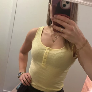 💛 Gult linne från Pieces 💛 -  🫧 Gult linne från Pieces . Storlek S . Normal i storlek . Se bild för materialinformation . Utan anmärkning .