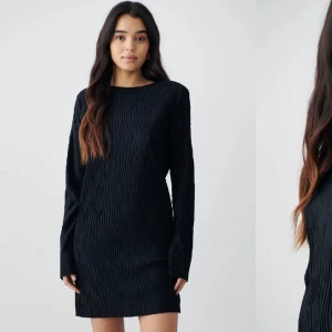 Klänning  - Klänning från gina tricot endast använd en gång i storlek M men tyvärr så har den blivit för stor för mig som storlekspreferens har modellen på bilden storlek S😊 Köpt för 399kr