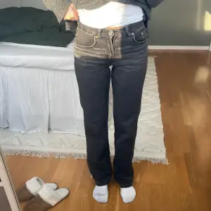 Straight jeans - pull and bear - storlek 34 - jag är 170