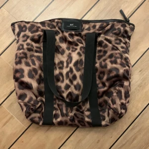 DAY VÄSKA - Säljer nu min fina DAY väska då den ej kommer till användning🌸Knappt använd! Säljer för 400kr