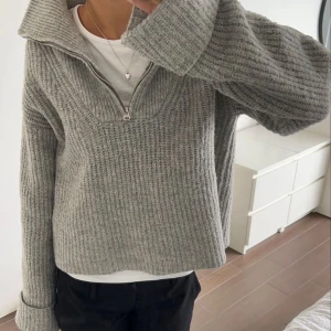 Stickad tröja!! - Jättefin och mysig stickad tröja från pull&bear! Fint skick!!❤️‍🔥(första bilden är lånad) Köpt för 500!