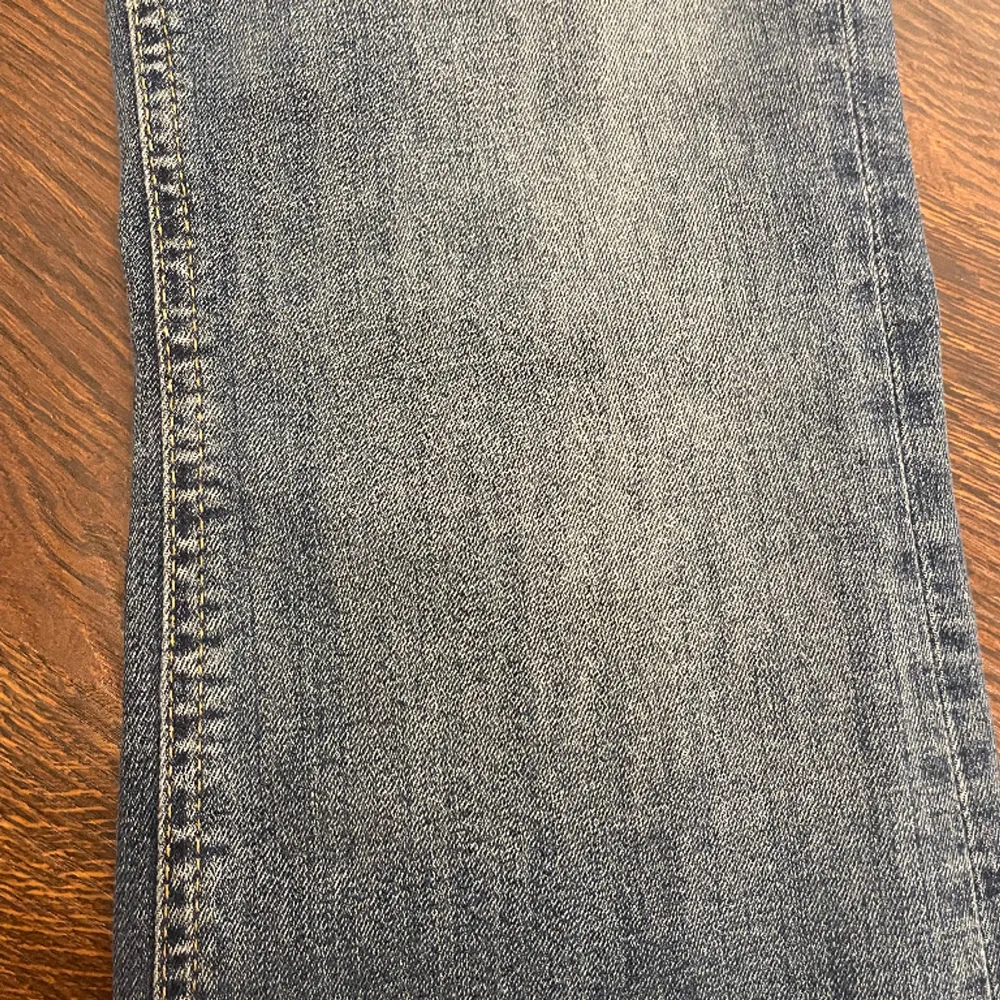 Låg midja jeans i från zara är helt oanvänd med prislappen fortfarande på. Original pris 399 💗💗💗. Jeans & Byxor.