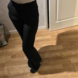 Svarta raka kostymbyxor från bikbok, storlek 36🖤 Jag är 169cm lång! 