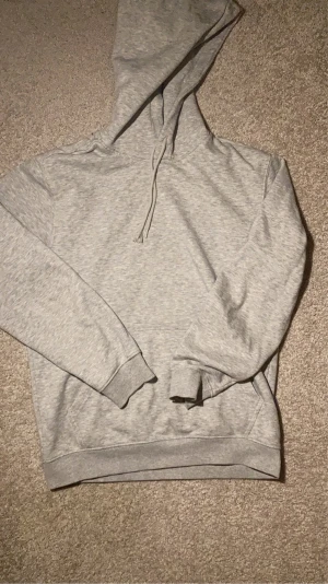 Weekday hoodie ljusgrå - Hoodie från weekday som är väldigt skön och bra passform. 