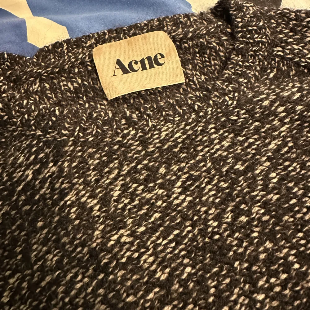 Mycket fin Acne Studios sweater i bomull. Storlek Small på herrar och medium på tjejer :) Säljer då den inte kommer till användning, mycket fin kvalité och den är knappt använd. Inget slitage alls och skicket är prima. Tveka inte att ställa frågor 💕. Tröjor & Koftor.