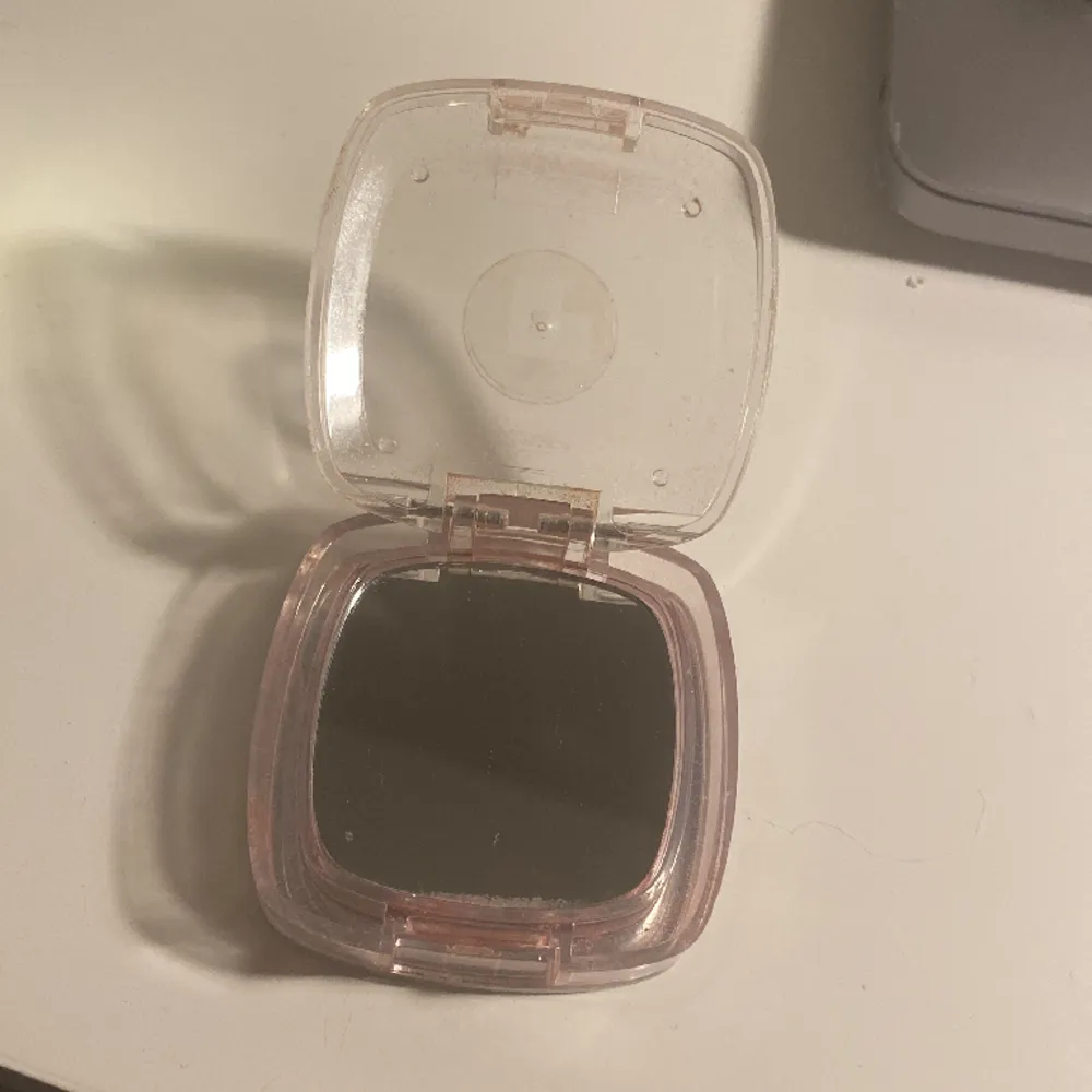 Säljer en Lòreal paris blush då jag tänkte köpa i en annan färg. Den är så gott som ny förutom att den lila borsten till saknas. Älskar färgen bara att den it ser så bra ut på mig😃Hör gärna av er vid frågor och intresse!. Accessoarer.