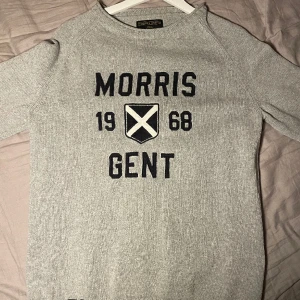 Morris tröja  - Tvär soft Morris tröja i nyskick  Sitter för litet därför jag säljer  Köpt för 1,300kr  Pris är diskuterbart vid snabb affär :) 