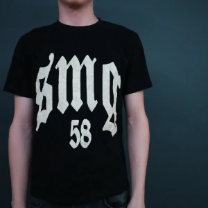 Tuttolente SMG.58 T-shirt - Tuttolente t-shirt  Storlek: S Condition: 5/10 Nypris: 380kr  Puffprinten är rätt spracklig annars bra! 