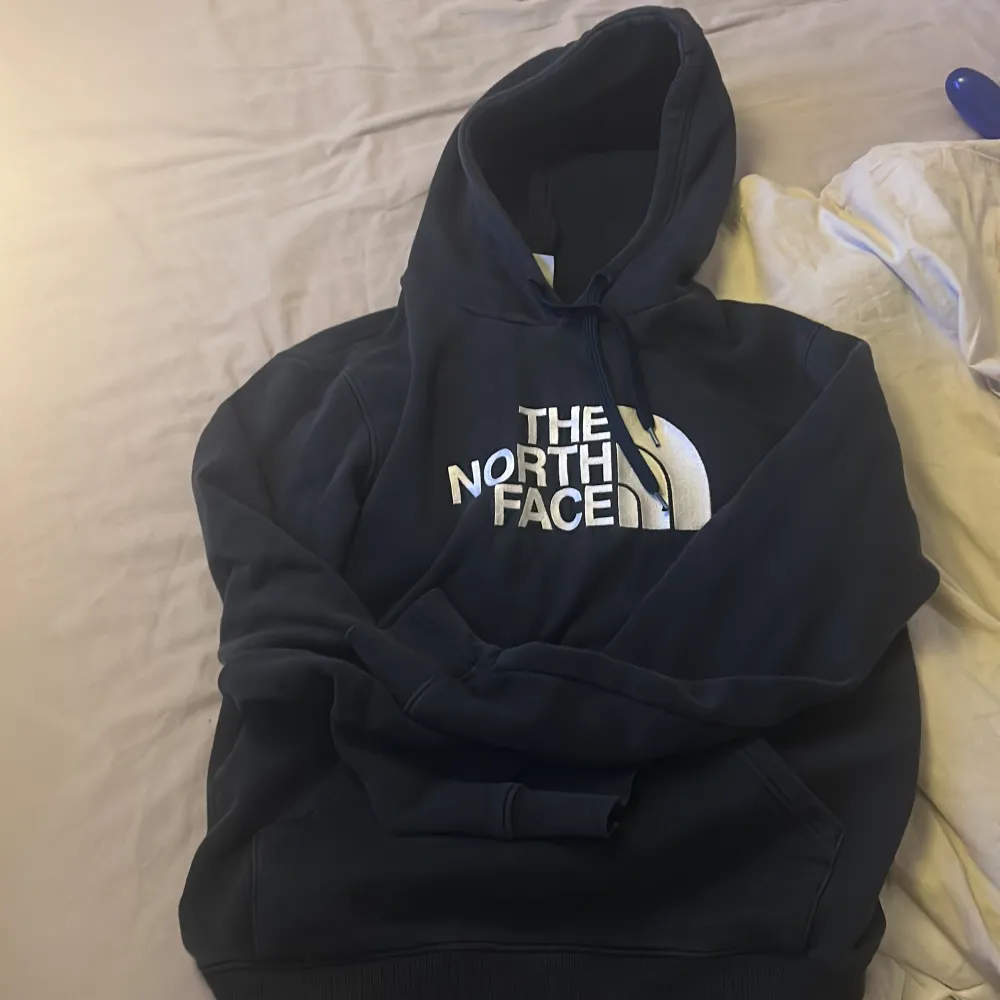 Mörkblå North face hoodie använd några gånger  nypris 600 . Hoodies.
