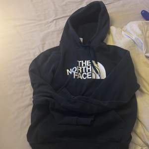 Mörkblå North face hoodie använd några gånger  nypris 600 