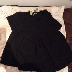 Svart tröja - Gullig svart tröja köpt från new yorker😍