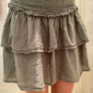 Kjol - Grön kjol från Kappahl. Aldrig används pga fel storlek. 