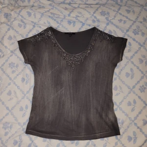 Topp från Lindex! - Fin topp/t-shirt med pärlor från Lindex i storlek S! Fint skick. Kan skicka mer bilder om så önskas (: