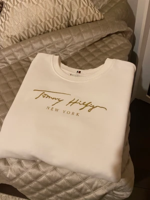 Vit Tommy Hilfiger sweatshirt! - Exklusiv vit sweatshirt från Tommy Hilfiger i Nyskick! Testad en gång så helt utan defekter!  Storlek xs dam 