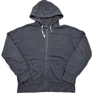 Ralph Lauren Zip-Up Hoodie - Grå huvtröja med dragkedja från Ralph Lauren, bra skick! Storlek L. Ställ gärna frågor!😊